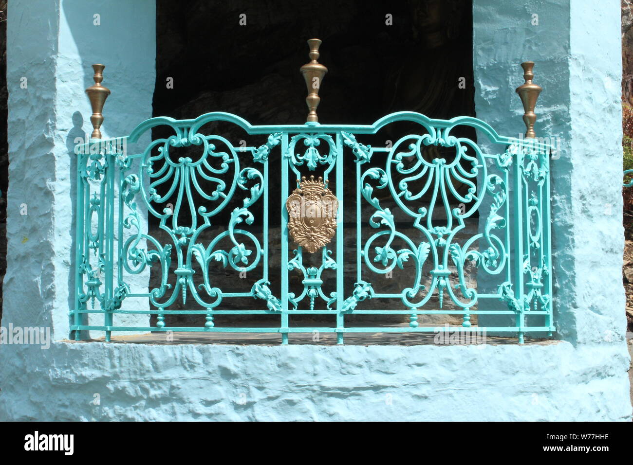 Bild von Blau und Gold detaillierte Balkon Zaun an einem sonnigen Tag in Portmeirion Stockfoto