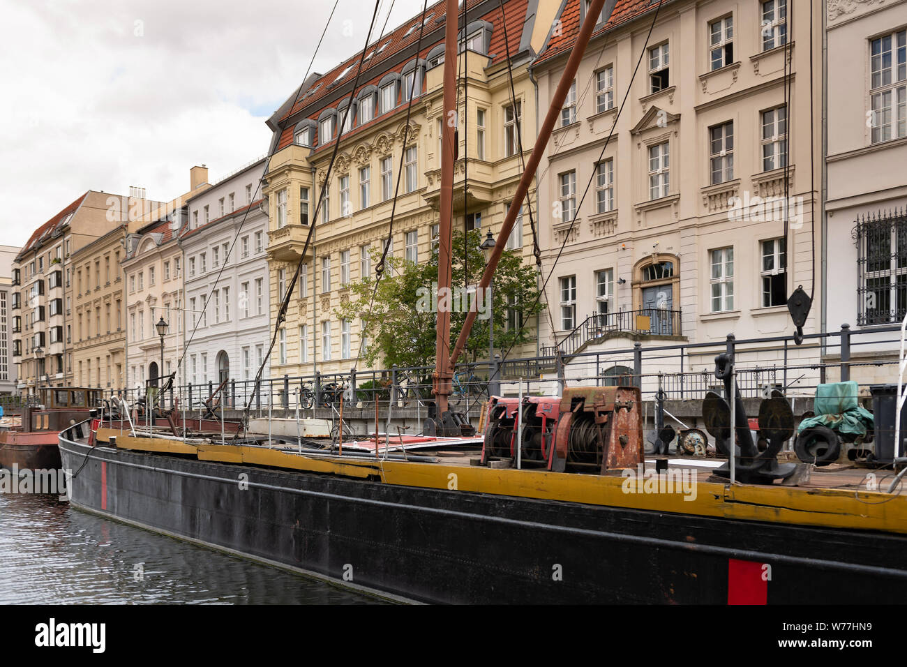 Schönen Fassaden der alten Gebäude am historischen Hafen in Berlin restauriert. Stockfoto