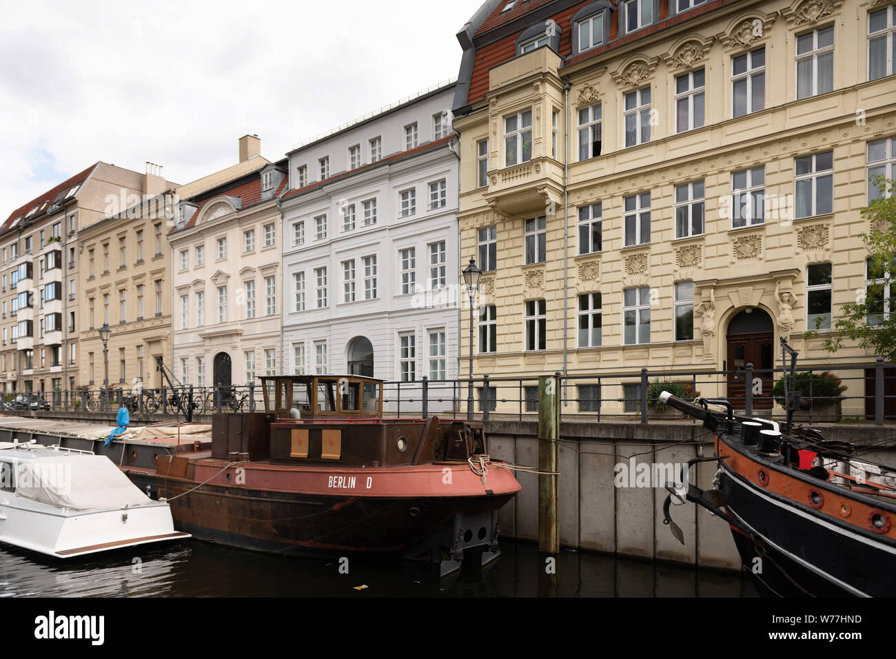 Schönen Fassaden der alten Gebäude am historischen Hafen in Berlin restauriert. Stockfoto