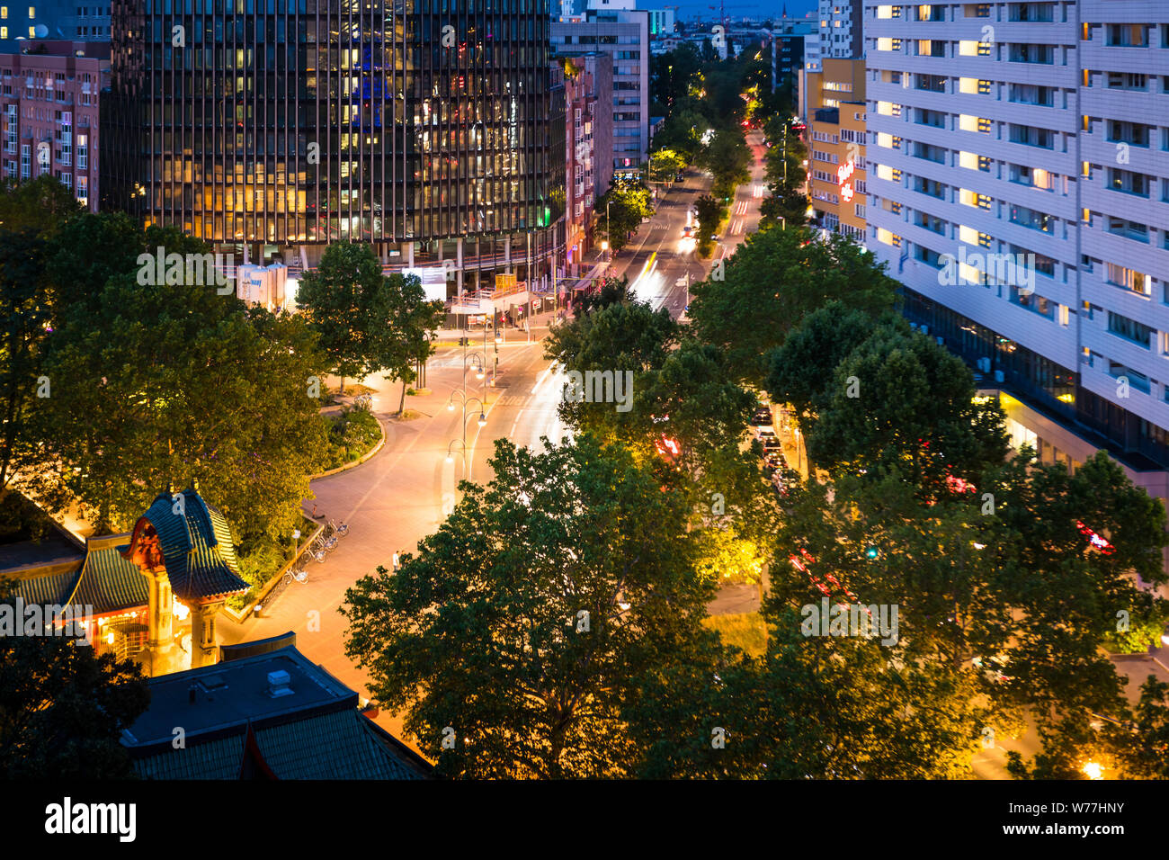 Eine beleuchtete Straße in der Nacht in einer grossen Stadt von oben gesehen. Stockfoto