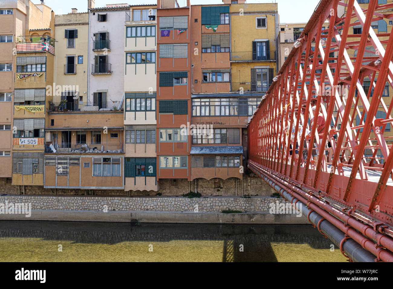 Aussicht von der berühmten Roten Brücke in Girona, Katalonien, des berühmten Fluss Häuser Stockfoto