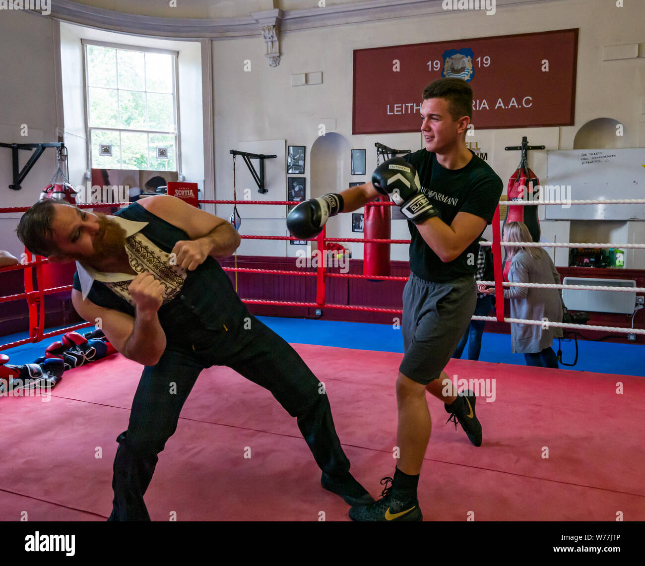 Leith, Edinburgh, Schottland, Großbritannien, 5. August 2019. Edinburgh Festival Fringe: Schottlands älteste Boxing Club, Leith Victoria AAC hält eine Masterclass für Australische circus Show Le Coup, um Ihnen zu helfen, in die Zone für Ihre Fringe zeigen. Die Klasse enthält die besten Boxer des Clubs in den Boxring in ihren ikonischen Gebäude home inszeniert. Le Coup ist über Nacht in einem Zelt reisen, Boxen, nach Unternehmen 2 produziert Kampf. Mit Jakob McLaughlin, Alter 17 Jahre, schottische Meisterschaft Silbermedaille Stockfoto