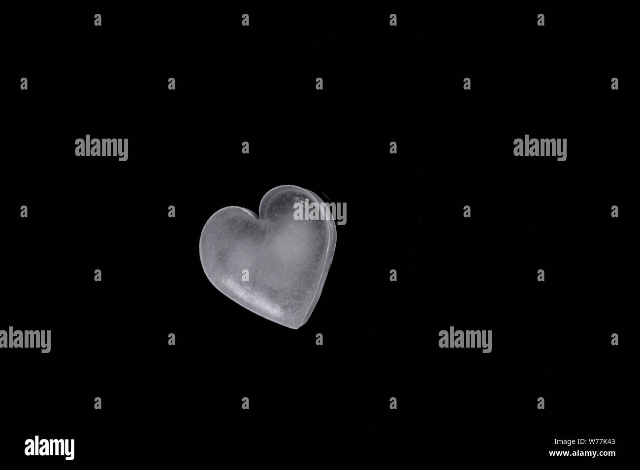 Herzförmige ice Rock in der Nähe auf einem schwarzen Hintergrund Stockfoto