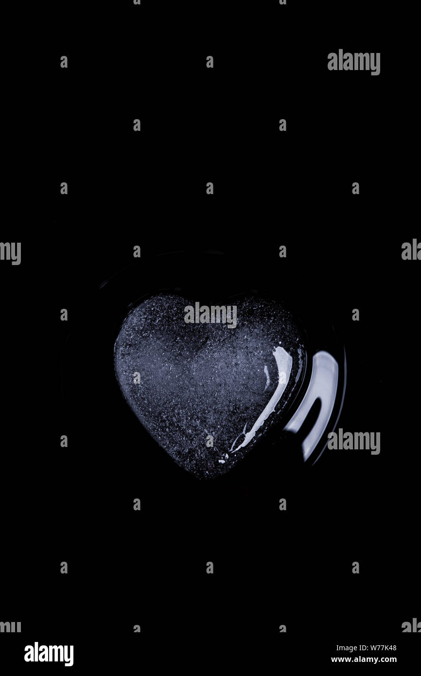 Herzförmige ice Rock in der Nähe auf einem schwarzen Hintergrund Stockfoto
