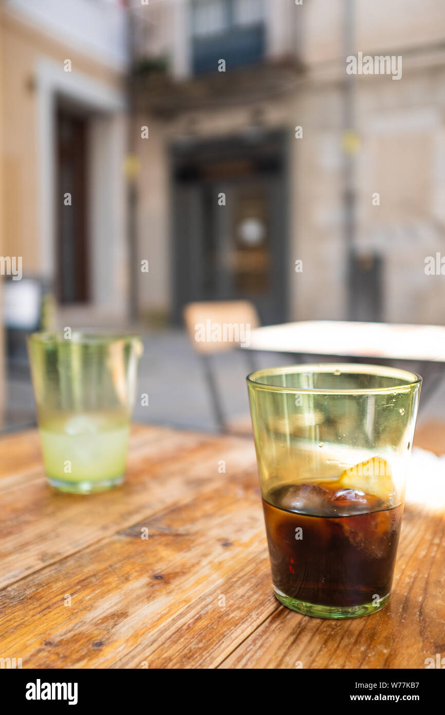 Wermutwein Glas auf einer Terrasse im Freien Szene Stockfoto