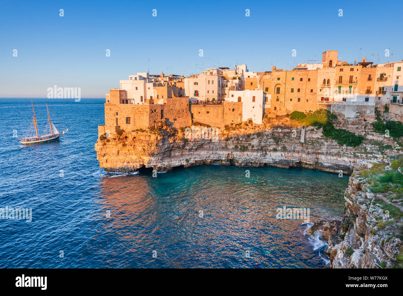 Polignano a Mare, Italien. Sommer Strand von Cala Paura in Apulien, Adria. Stockfoto