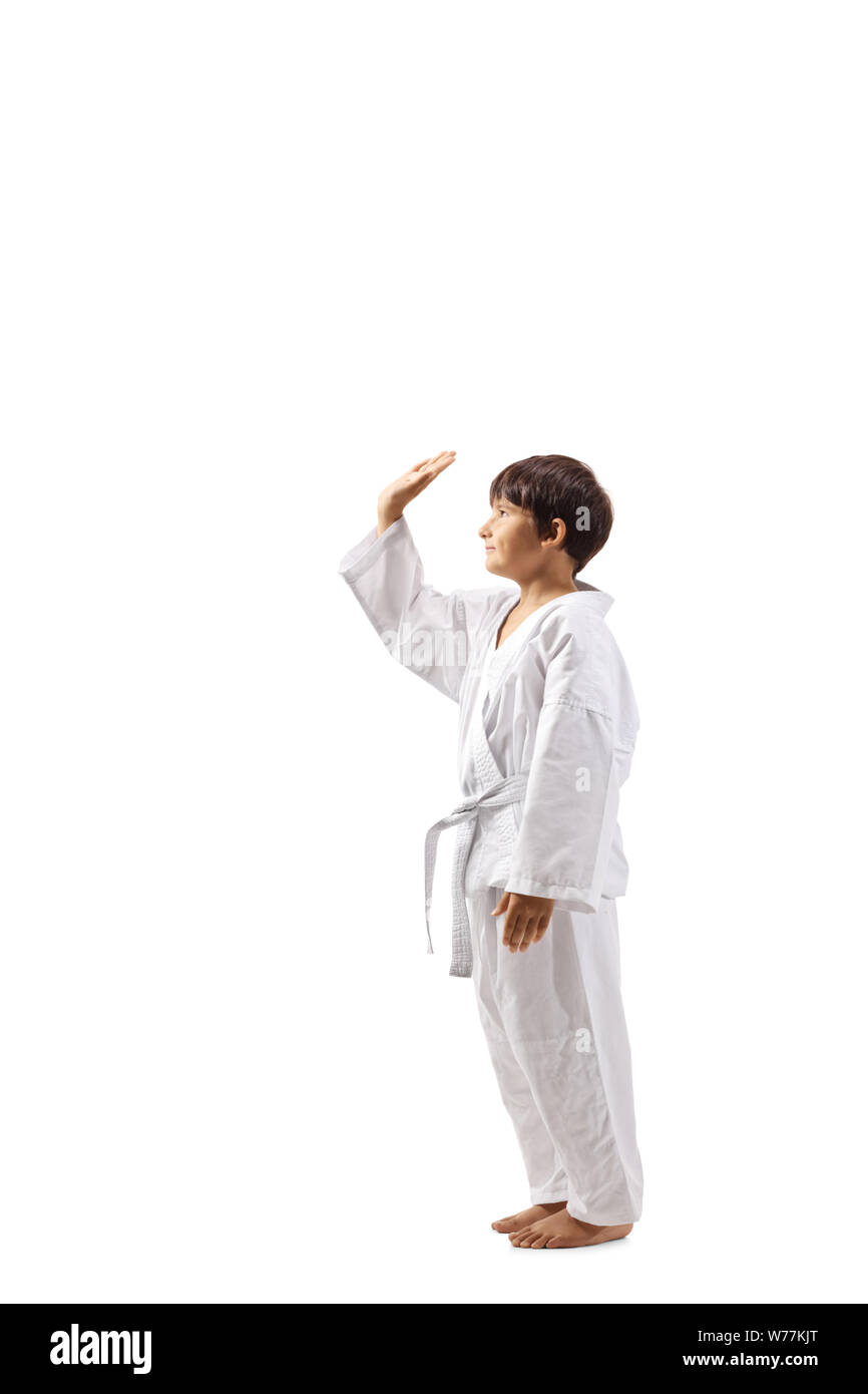 Volle Länge Profil Schoß eines Jungen in Karate kimono Gestik hohe - fünf mit Hand auf weißem Hintergrund Stockfoto