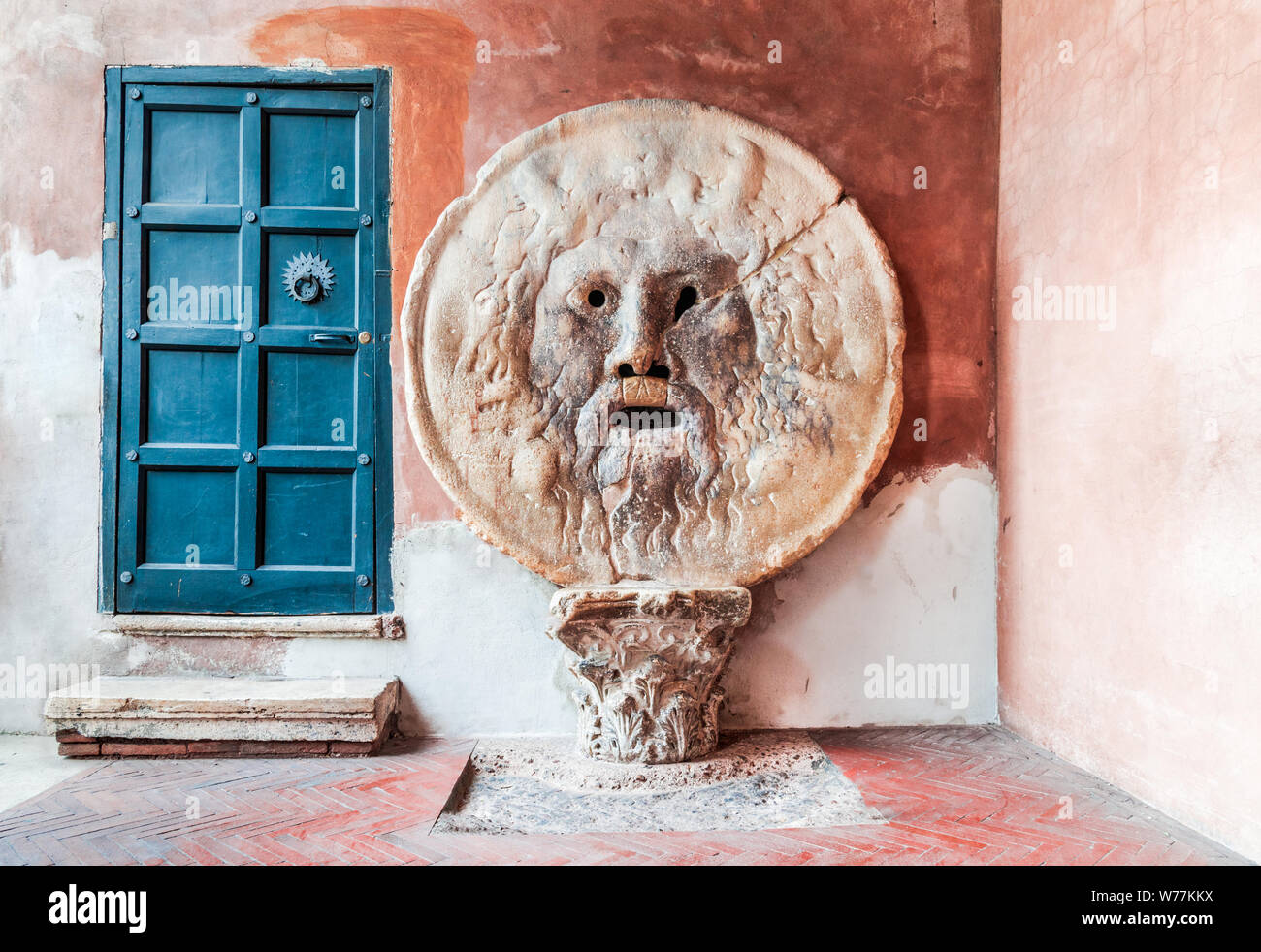 Rom, Italien. Der Mund der Wahrheit (La Bocca della Verita) geschnitzt aus Pavonazzo Marmor, und in der Vorhalle der Kirche Santa Maria in Cosmedin. Stockfoto