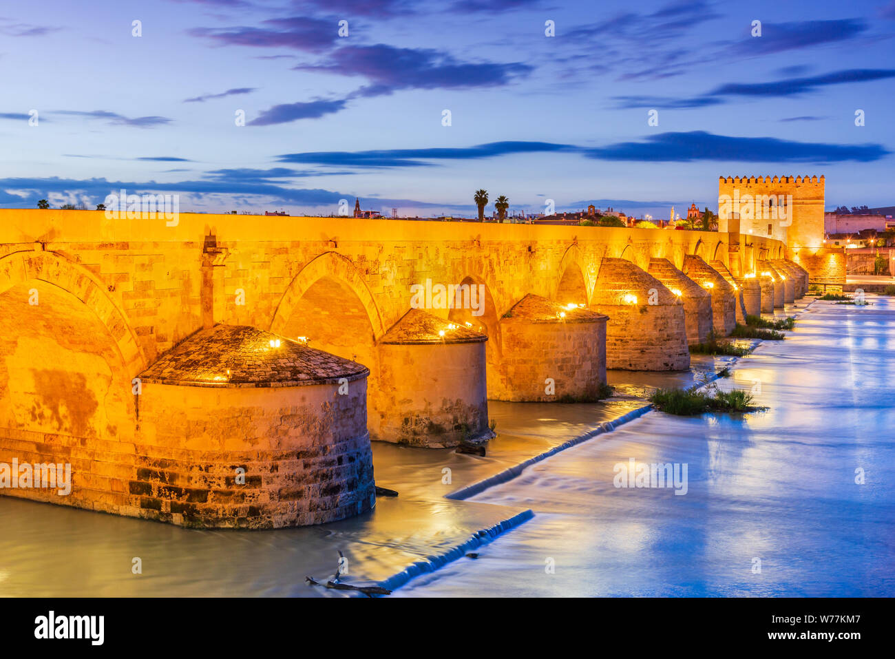 Cordoba, Andalusien, Spanien. Puente Romano, Guadalquivir und Calahorra Turm bei Sonnenuntergang. Stockfoto