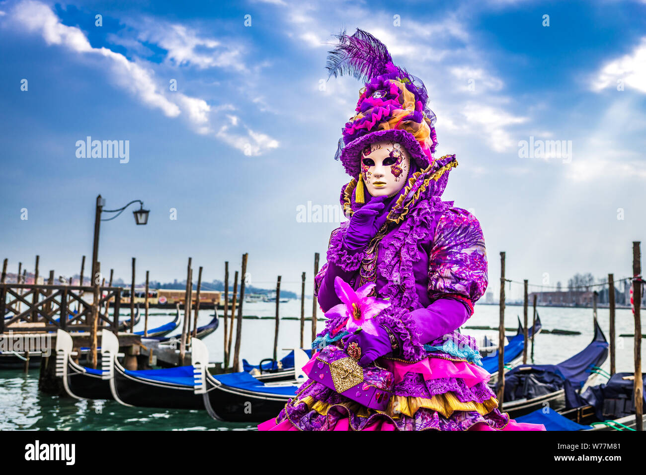 Venedig, Italien, Karneval von Venedig, Maske auf der Piazza San Marco mit Gondeln und Grand Canal. Stockfoto