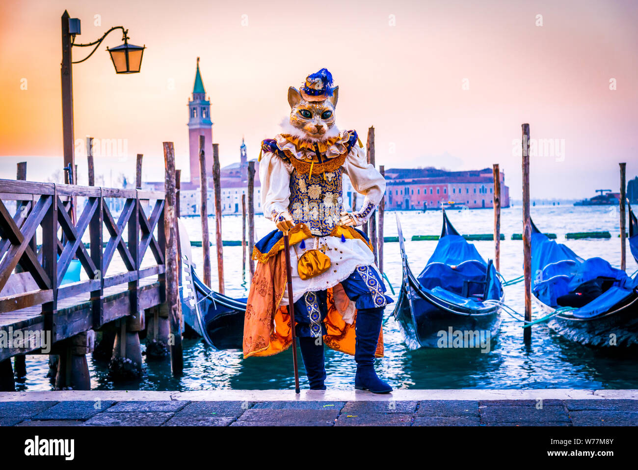 Karneval in Venedig, wunderschöne Maske an der Piazza San Marco mit Gondeln und Grand Canal, Venezia, Italien. Stockfoto