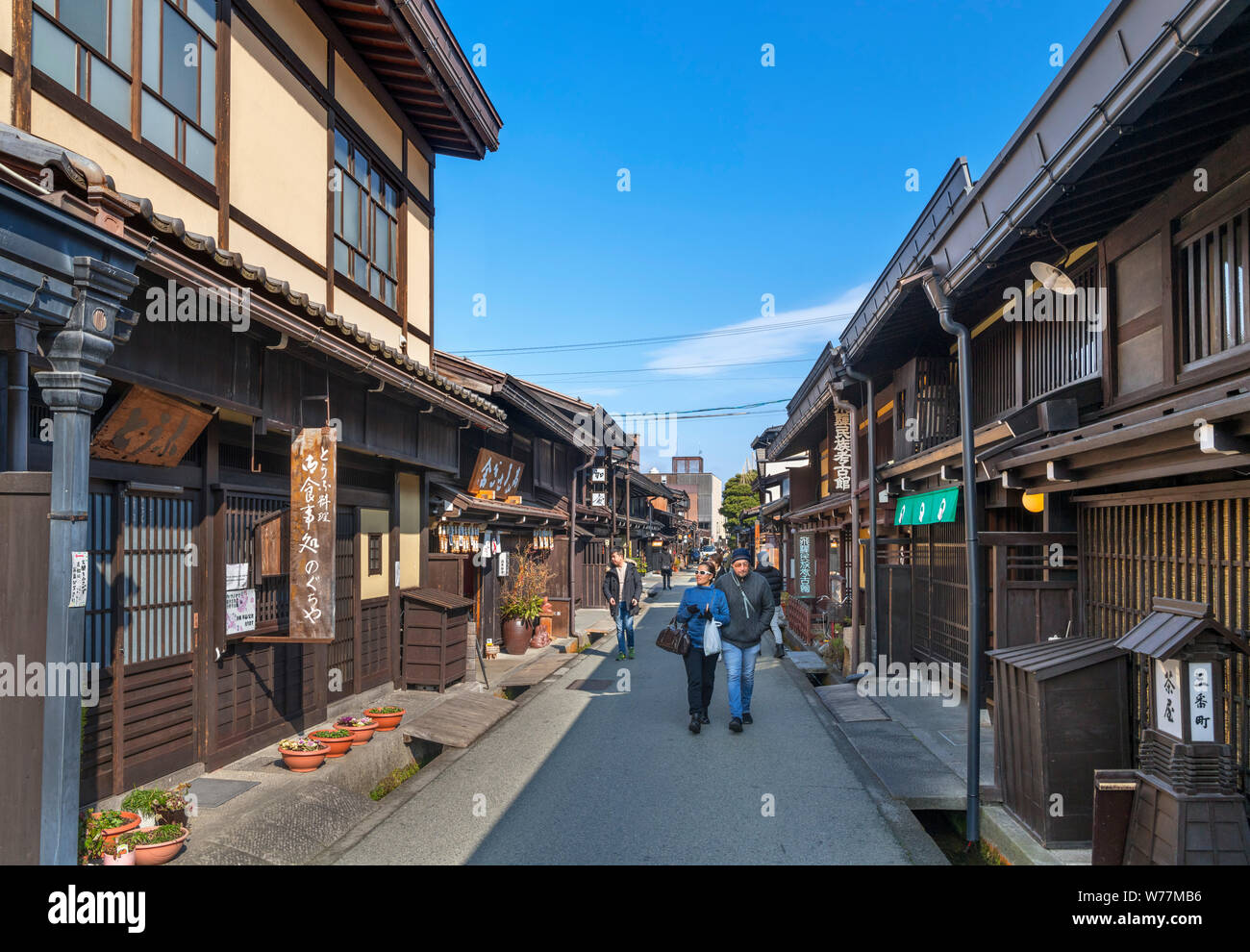 Traditionelle japanische Bauten auf Kamisannomachi, eine Straße in der historischen Altstadt Sanmachi-suji Bezirk, Takayama, Präfektur Gifu, Honshu, Japan Stockfoto
