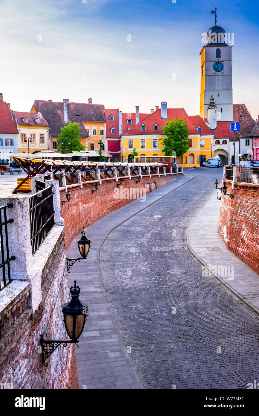 Sibiu, Rumänien - weniger Platz und Rat Tower in der Dämmerung. Transsilvanien sächsische Stadt. Stockfoto