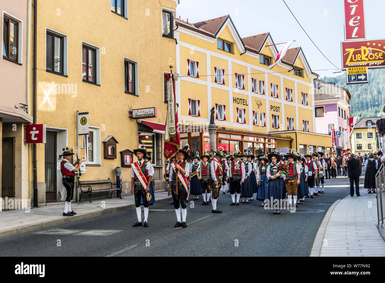 Eine Gruppe von Männern und Frauen in traditionellen Tiroler dress Parade durch Steinach am Brenner, einer Stadt in der Nähe von Innsbruck en-Route zu den Brenner Stockfoto