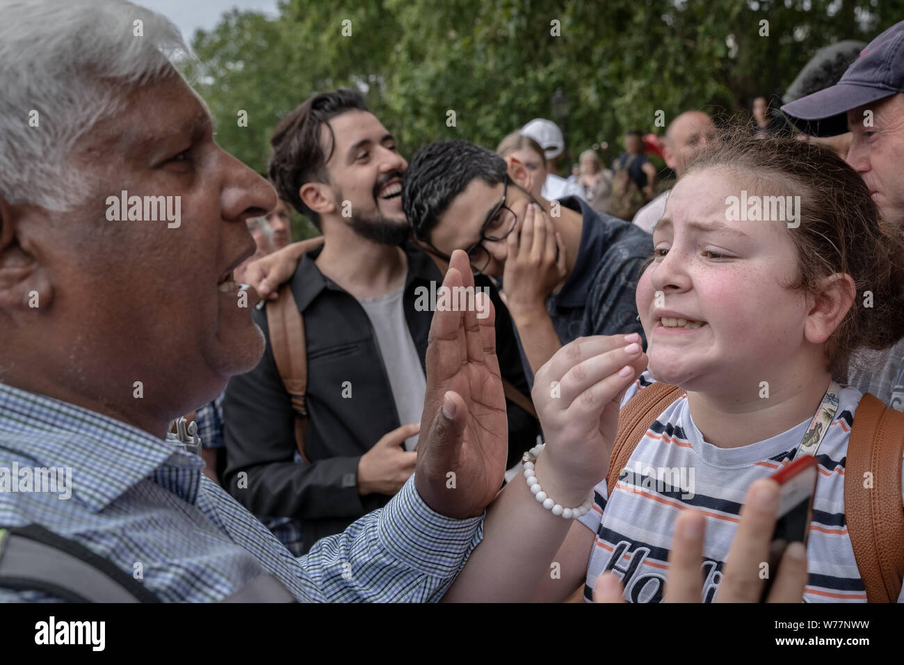 Ein 12-jähriger Heckler (R) nimmt auf einer religiösen Sprecher. Die Predigt, die Debatten und Predigten an der Speakers' Corner, das öffentliche Sprechen Ecke des Hyde Park. Stockfoto