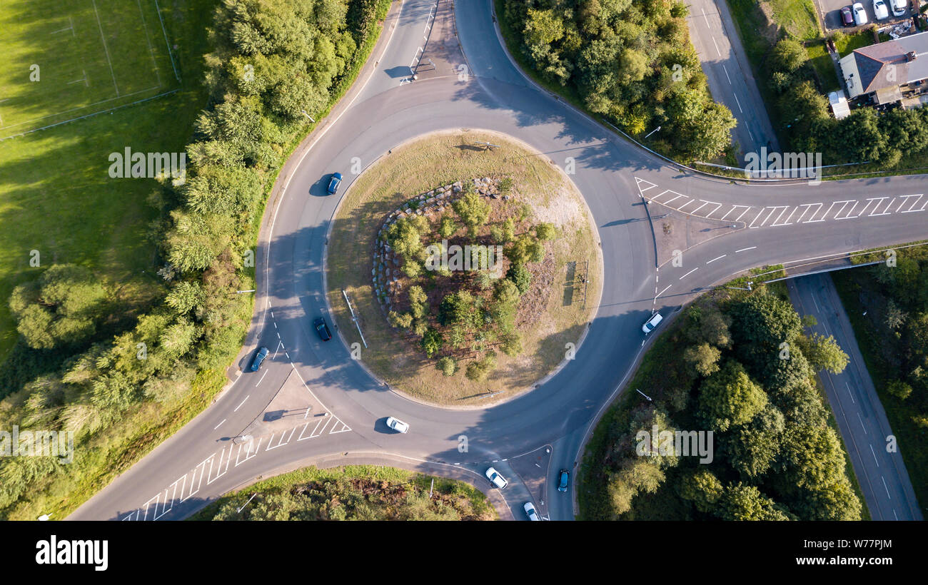 Von oben nach unten Luftbild von einem Kreisverkehr an einer Hauptstraße in einem städtischen Gebiet von Großbritannien Stockfoto