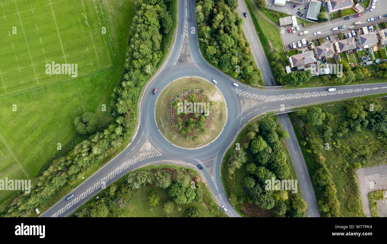 Von oben nach unten Luftbild von einem Kreisverkehr an einer Hauptstraße in einem städtischen Gebiet von Großbritannien Stockfoto