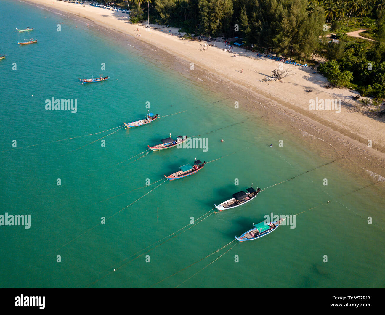 Antenne drone Ansicht der farbenfrohen traditionellen Longtailboot Fischerboote vor Anker in einer seichten Bucht Stockfoto