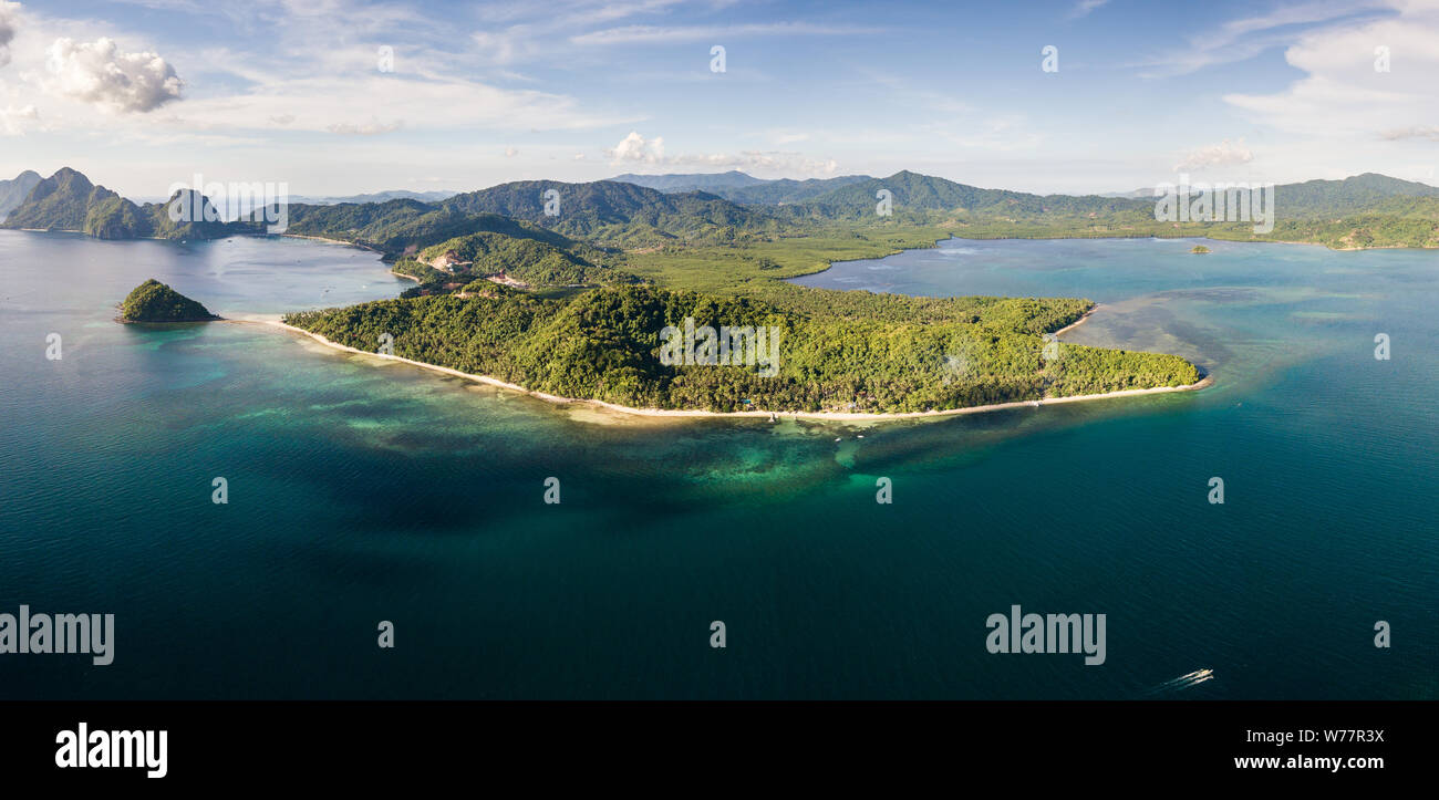 Antenne drone Panoramablick auf einem wunderschönen tropischen Strand und das Riff am Abend (Las Cabanas, Palawan) Stockfoto