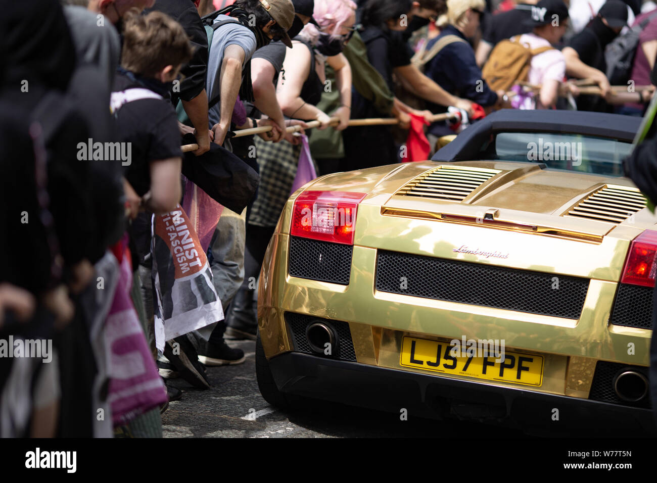 London, Großbritannien. 3 Aug, 2018. Antifaschistischen Demonstranten Manöver um ein Lamborghini während des Protestes." "Freie Tommy' Demonstranten in den Straßen von London nahm die Freilassung der Inhaftierten weit rechts Aktivist Tommy Robinson. Antifaschistischen Demonstranten gegen den Protest und erklärte, dass die Anhänger von Tommy Robinson''˜ nicht März unopposedâ Credit: Ryan Ashcroft/SOPA Images/ZUMA Draht/Alamy leben Nachrichten Stockfoto