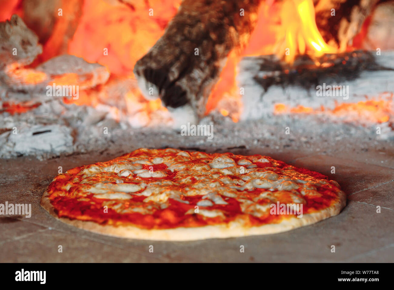 Gemauerter Ofen mit heiße Pizza innen kochen. Stockfoto
