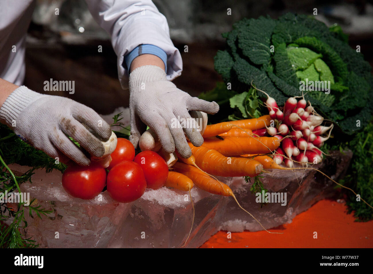 Gemüse auf dem Markt, Tomaten, Karotten, Rettich, Kohl Stockfoto