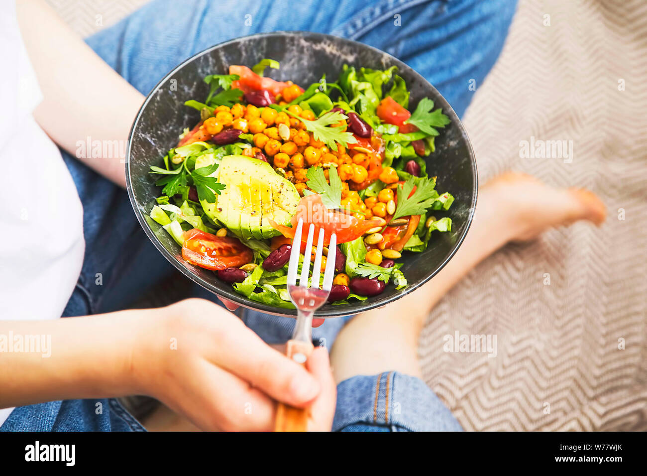 Sauber Essen, vegan gesunder Salat Schüssel, Blick von oben auf die Frau mit Salat, gesunde Ernährung auf pflanzlicher Basis mit den Gruenen, Kichererbsen, Salat und Gemüse Stockfoto