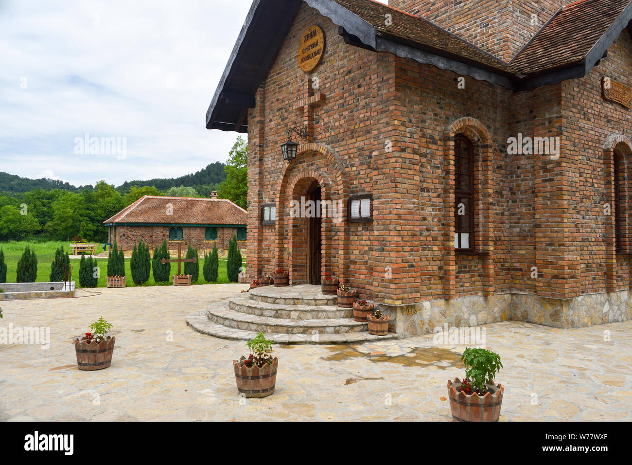 Orthodoxe Kirche in ethno Dorf Suncana reka, Serbien. Stockfoto