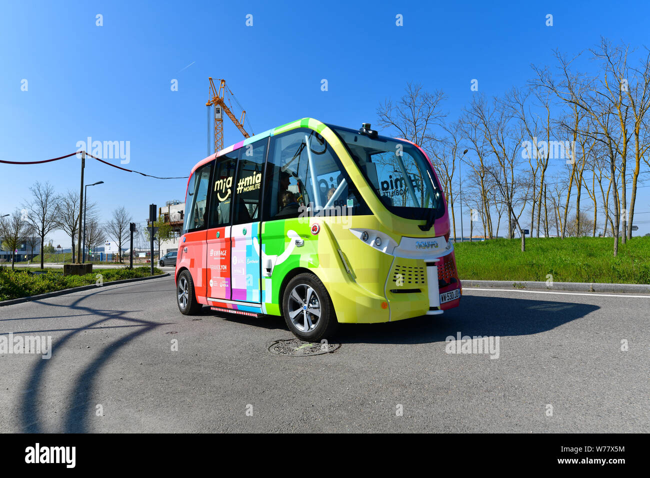 Meyzieu Jonage (südöstliches Frankreich): Einweihung der ersten autonomen Straße shuttle Mia, betrieben von der Firma Navya, am 28. März 2019. Die aut Stockfoto