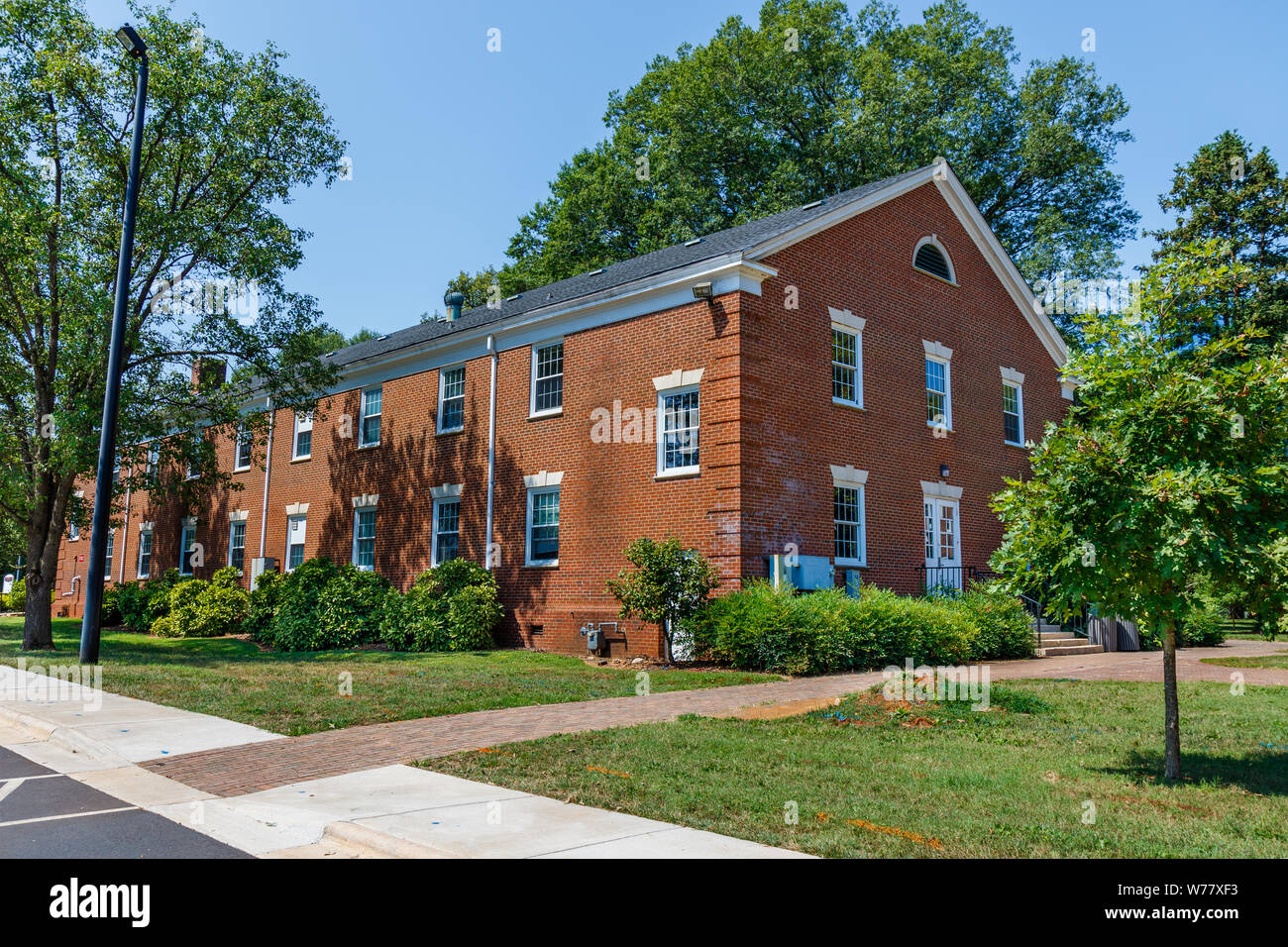 GREENSBORO, NC, USA - 27. Juli: Englisch Hall und Honors Program Residence am 27. Juli 2019 an der Guilford College in Greensboro, North Carolina. Stockfoto