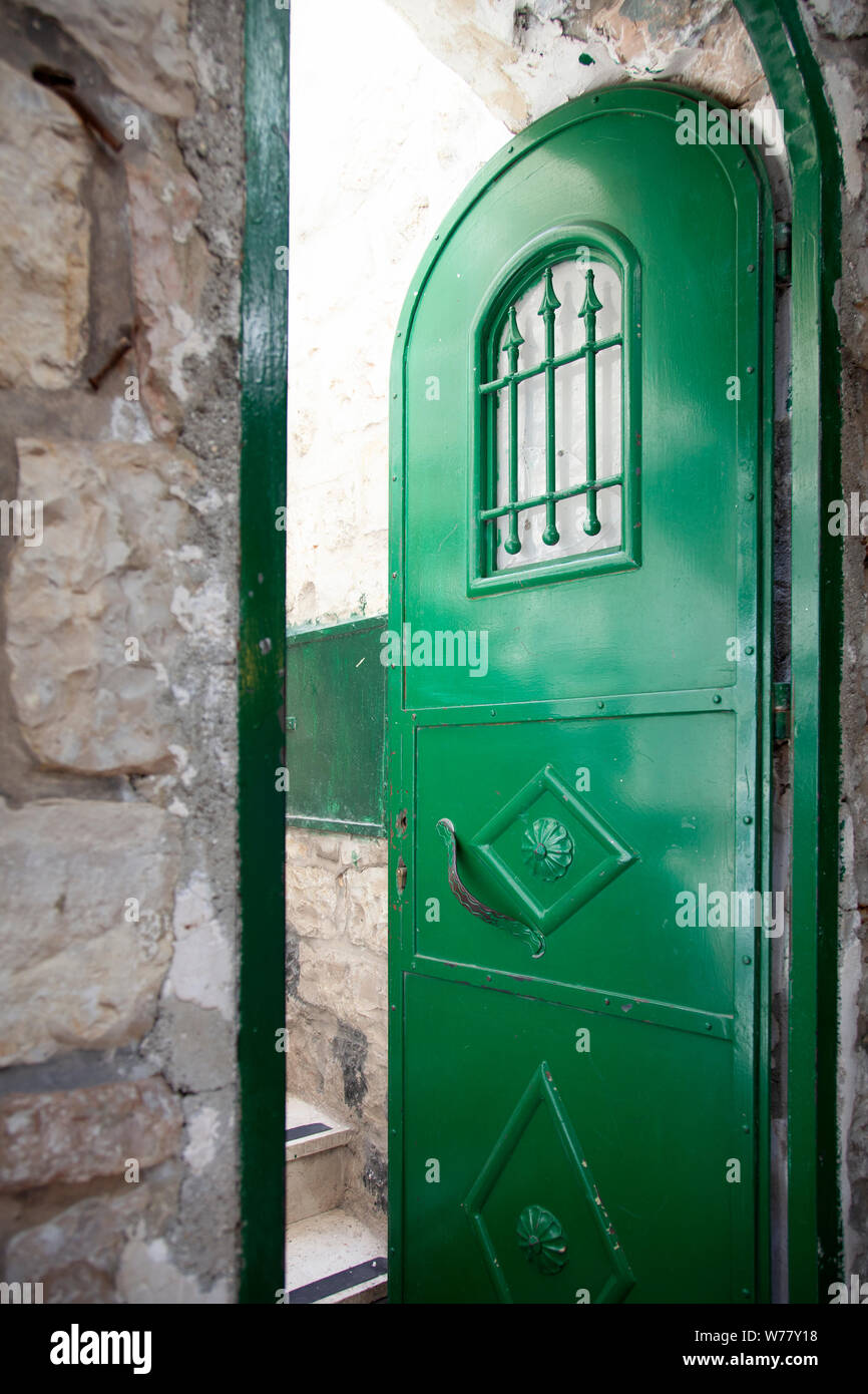 Öffnen grüne Tür Jerusalem, Israel Stockfoto