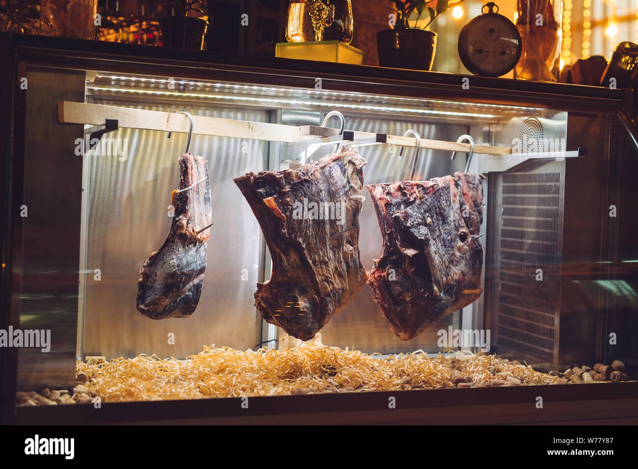 Getrocknetes Fleisch. Rindersteak in einem Trockenschrank Stockfotografie -  Alamy