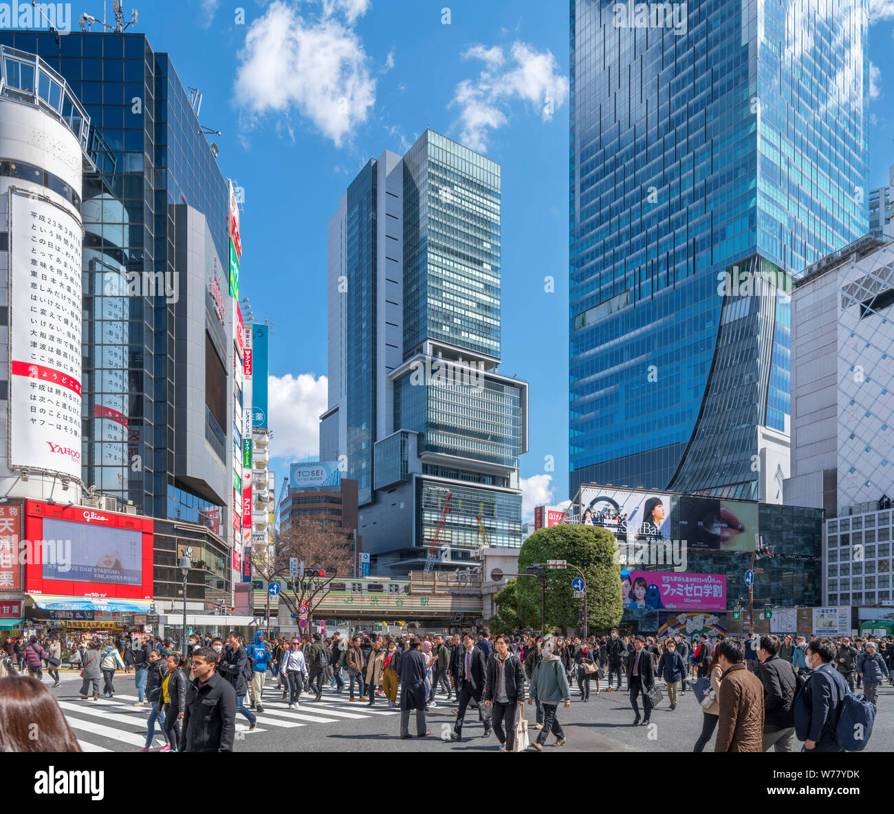 Shibuya Crossing, eine diagonale Fußgängerzone Kreuzung in Hachiko Square, einer der geschäftigsten in der Welt, Shibuya, Tokio, Japan Stockfoto