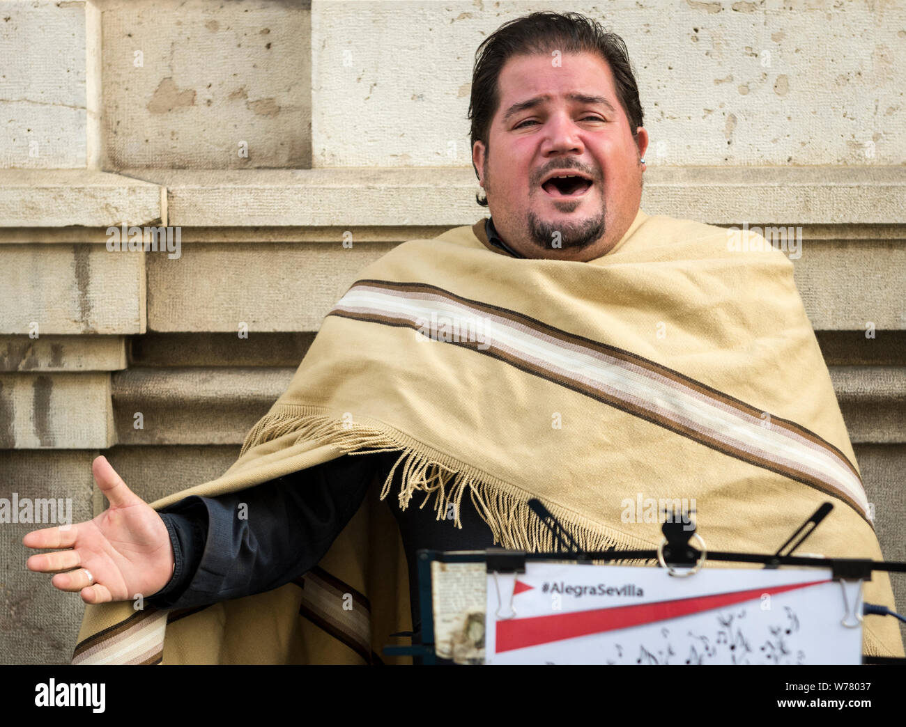 Ein Mann mit einem Bart Straßenmusik und Gesang Oper Musik Werbung alegra Sevilla in Sevilla, Spanien Stockfoto