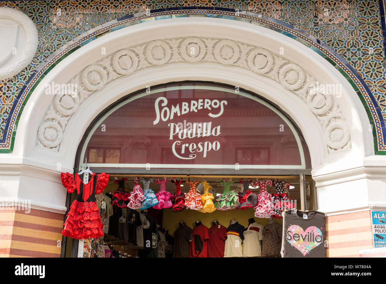 Die reich verzierten Tür und Eingang des Sombreros Padilla Crespo shop in Sevilla, Spanien Stockfoto