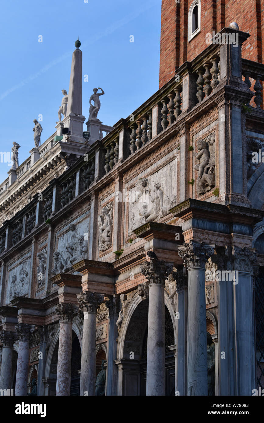 Die atemberaubende Marmor Loggetta von St Mark's Campanile vom frühen Abend Sonnenlicht beleuchtet, San Marco, Venedig, Italien, Europa. Stockfoto