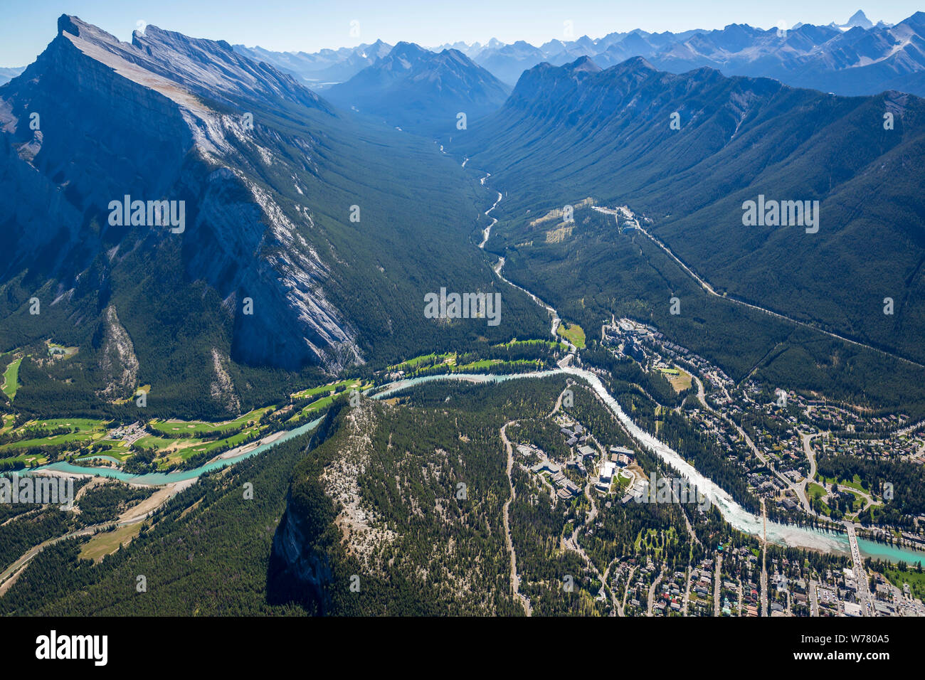 Luftaufnahme von Banff, Alberta und die nahen Berge einschließlich Mount Rundle und Sulphur Mountain. Stockfoto