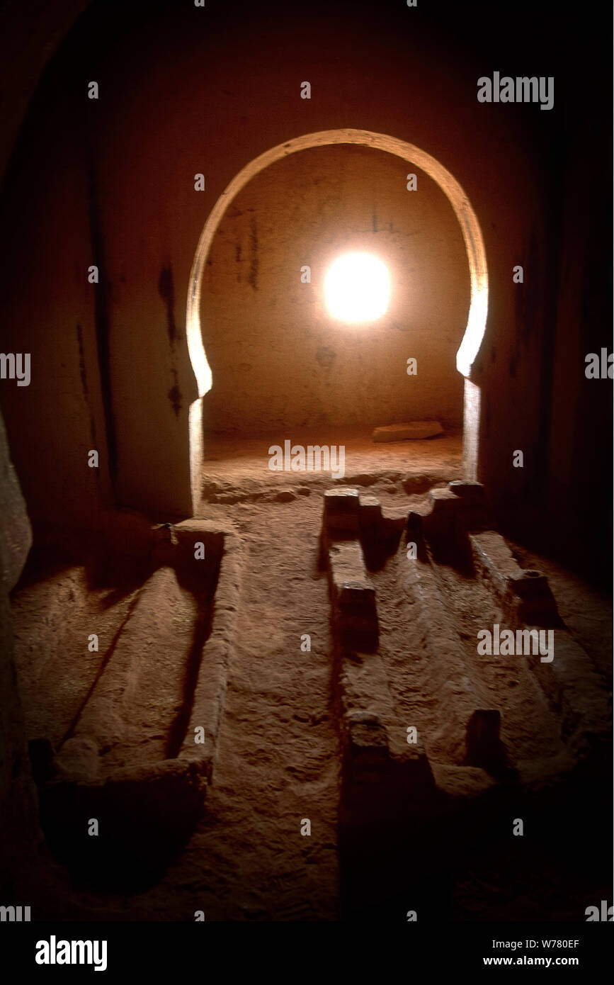 Blick auf ein Sonnenstrahl in einem abgedunkelten Raum. Stockfoto