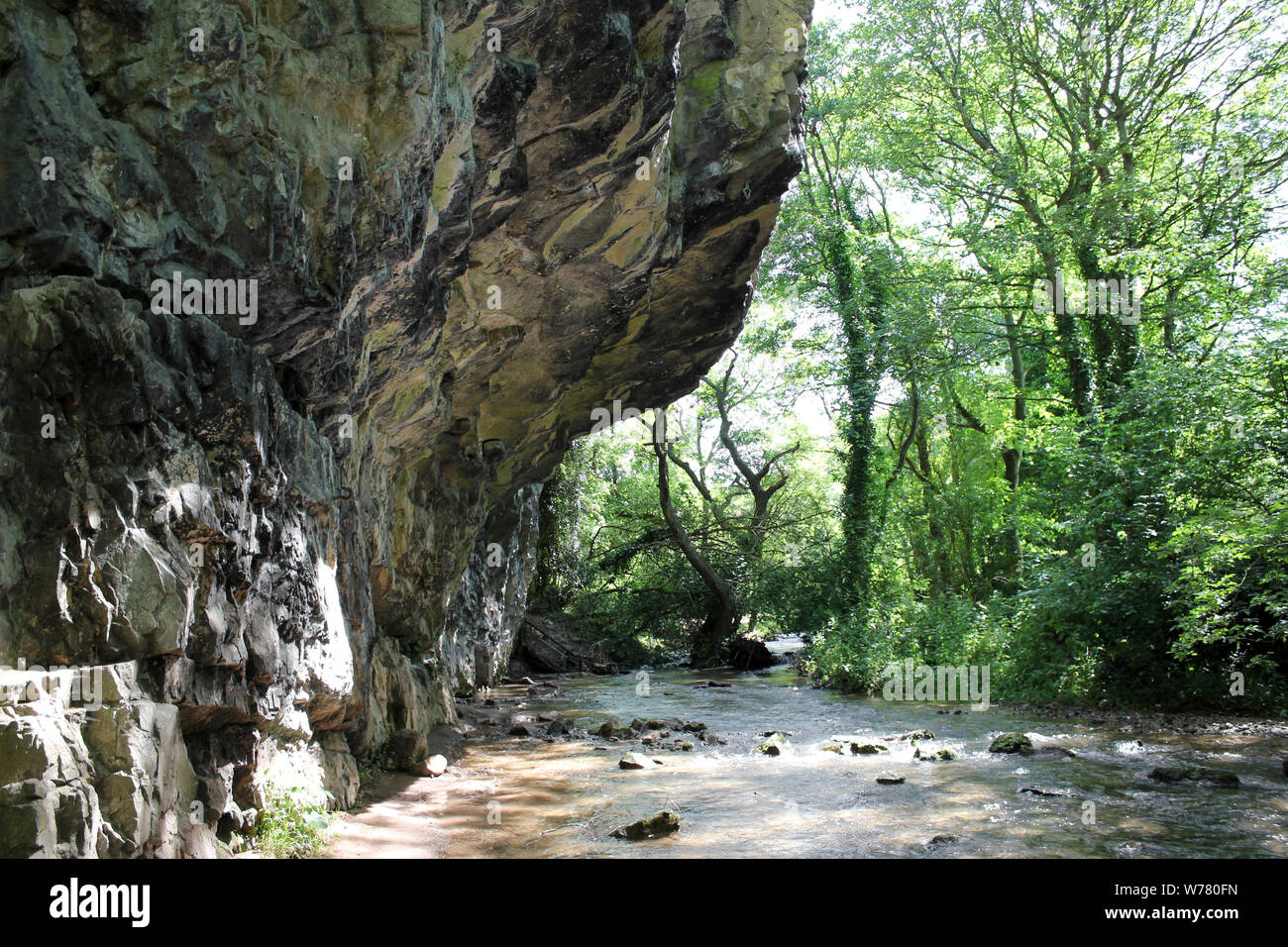 Felsüberhang Beliebt bei Kletterer an dyserth Dell Wasserfall Crag, Denbighshire, Wales, Großbritannien Stockfoto