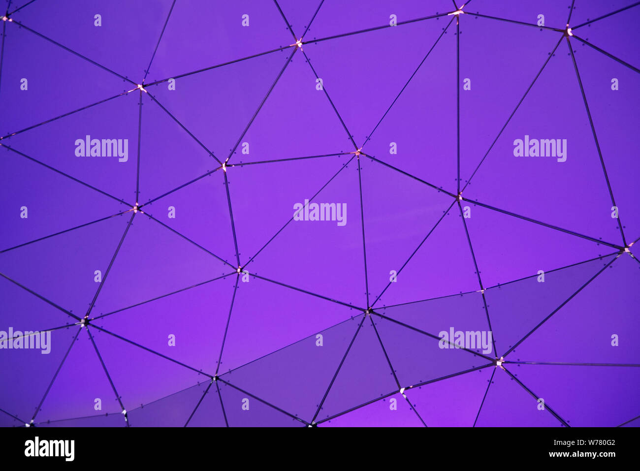 Low Poly geometrischen Hintergrund. Angeschlossene Leitungen in Dreiecke bilden, futuristischen hexagonalen Muster. Leere Raum für Editor's Text. Stockfoto