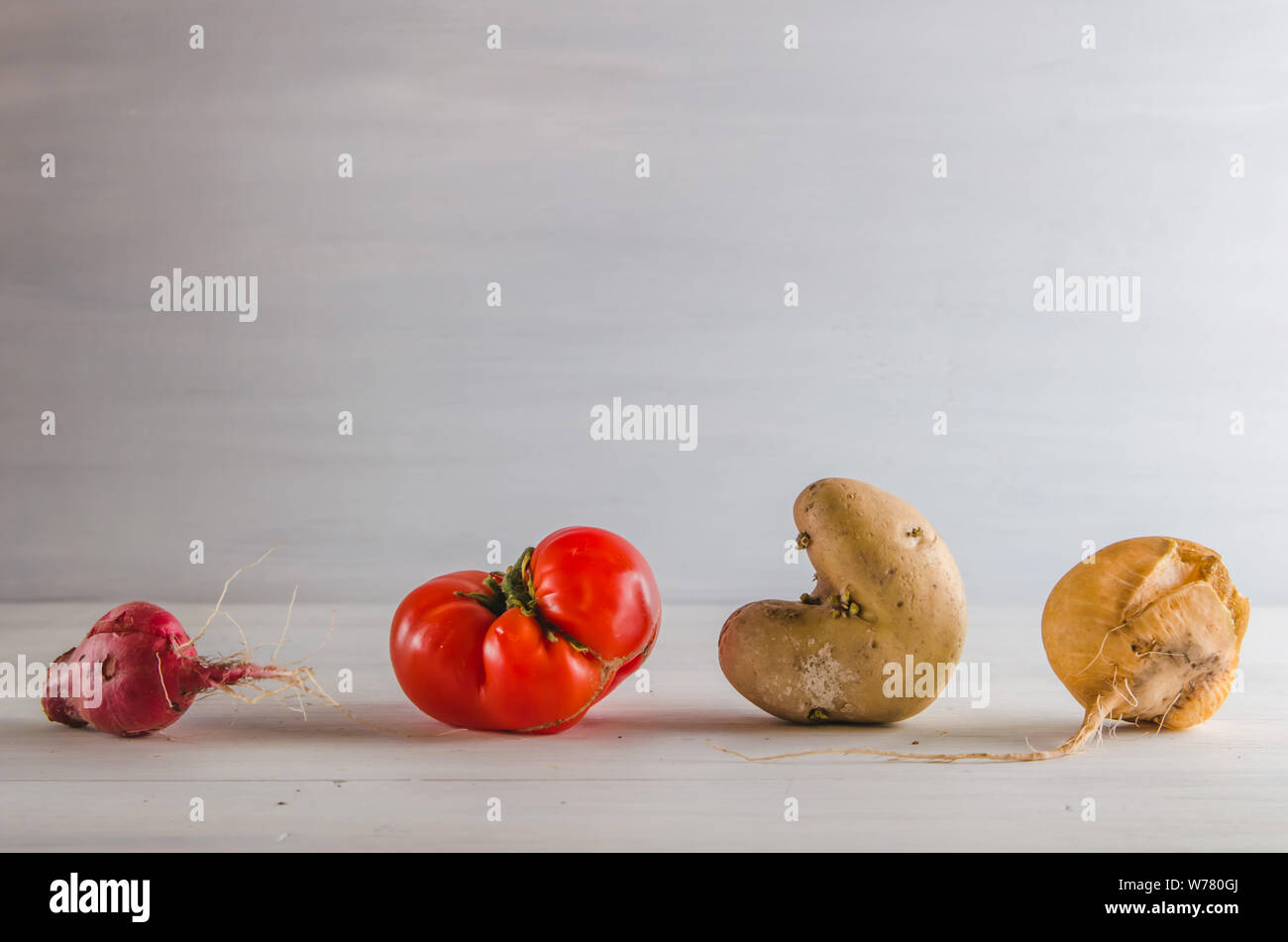 Hässliches Essen Gemüse auf einem weißen Hintergrund mit Kopie Raum Stockfoto