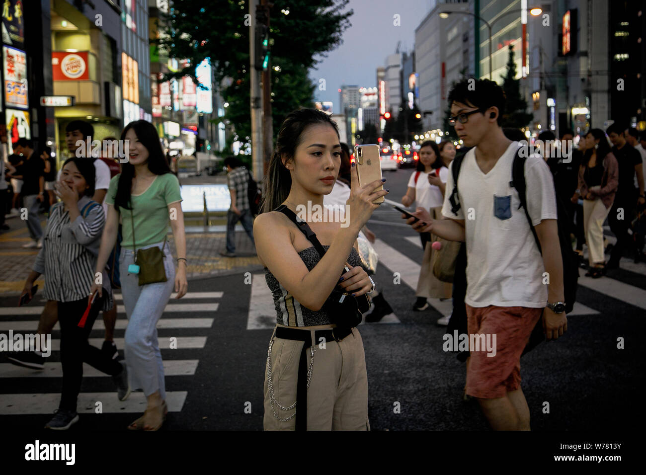 Ein Reisender nimmt selfies am Shinjuku in Tokio Tokio ist Japans Hauptstadt und eine der bevölkerungsreichsten Metropolen der Welt. Stockfoto