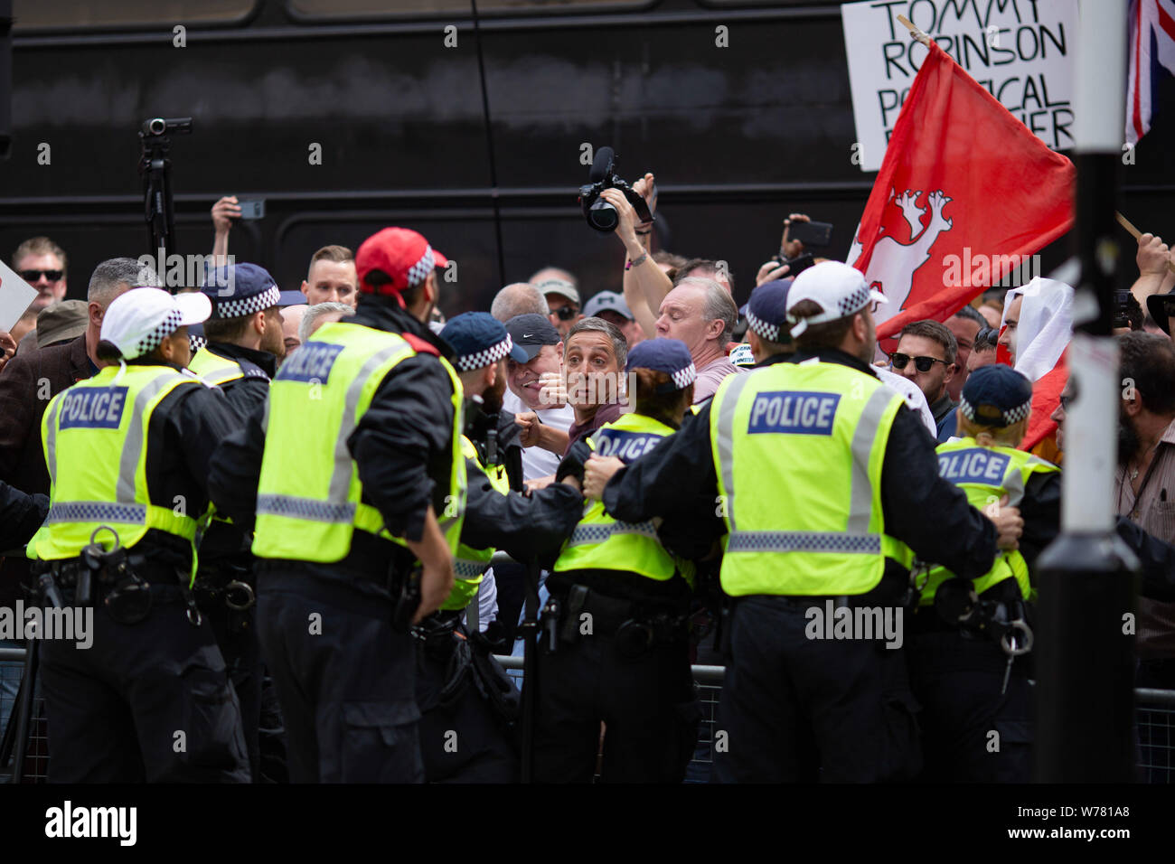 "Die demonstranten sich Tommy' Handgemenge mit dem Polizisten während des Protestes." Kostenlose Tommy' Demonstranten auf den Straßen von London die Freilassung der Inhaftierten weit rechts Aktivist Tommy Robinson. Antifaschistischen Demonstranten gegen den Protest und erklärte, dass die Anhänger von Tommy Robinson' nicht unumstrittenen 'ca März. Stockfoto