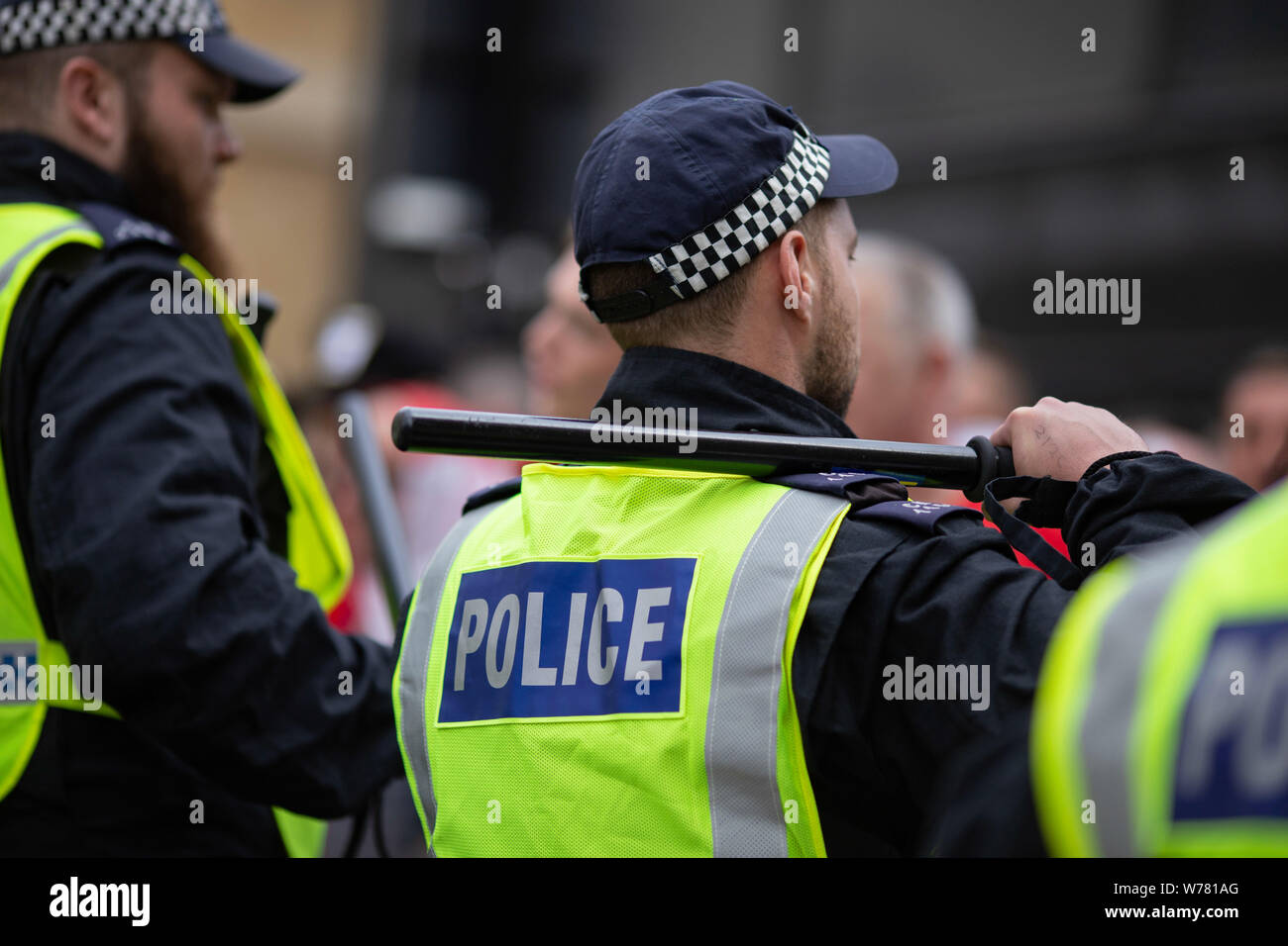 Polizisten stehen auf der Hut während des Protestes." Kostenlose Tommy' Demonstranten auf den Straßen von London die Freilassung der Inhaftierten weit rechts Aktivist Tommy Robinson. Antifaschistischen Demonstranten gegen den Protest und erklärte, dass die Anhänger von Tommy Robinson' nicht unumstrittenen 'ca März. Stockfoto