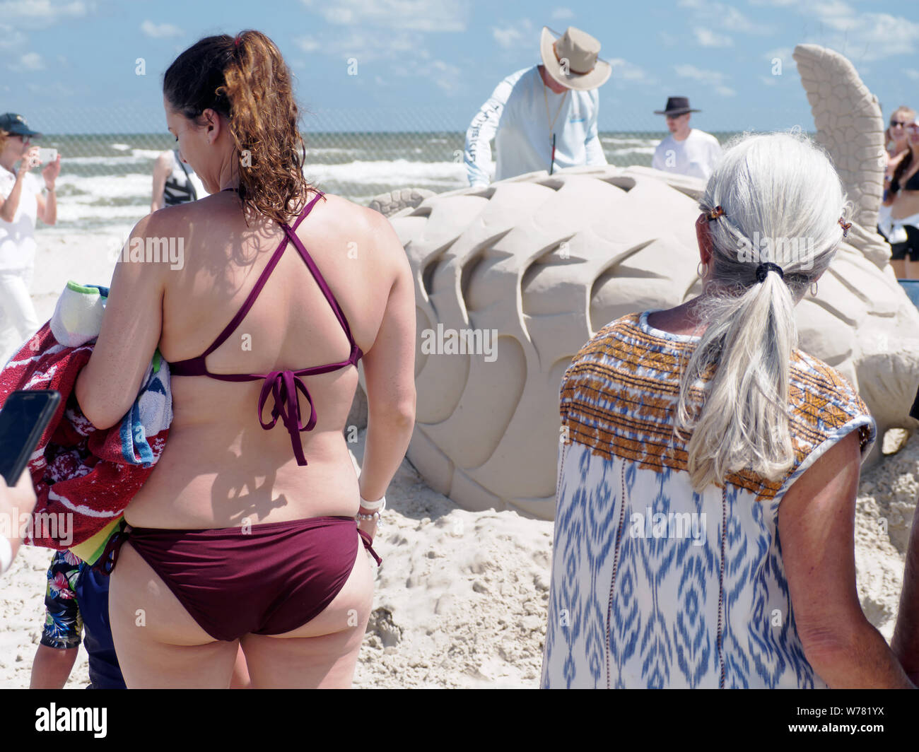 Kaukasische Frau in kastanienbraun Bikini, von hinten, ist unter den Besuchern des 2019 Texas Sandfest in Port Aransas, Texas USA. Stockfoto