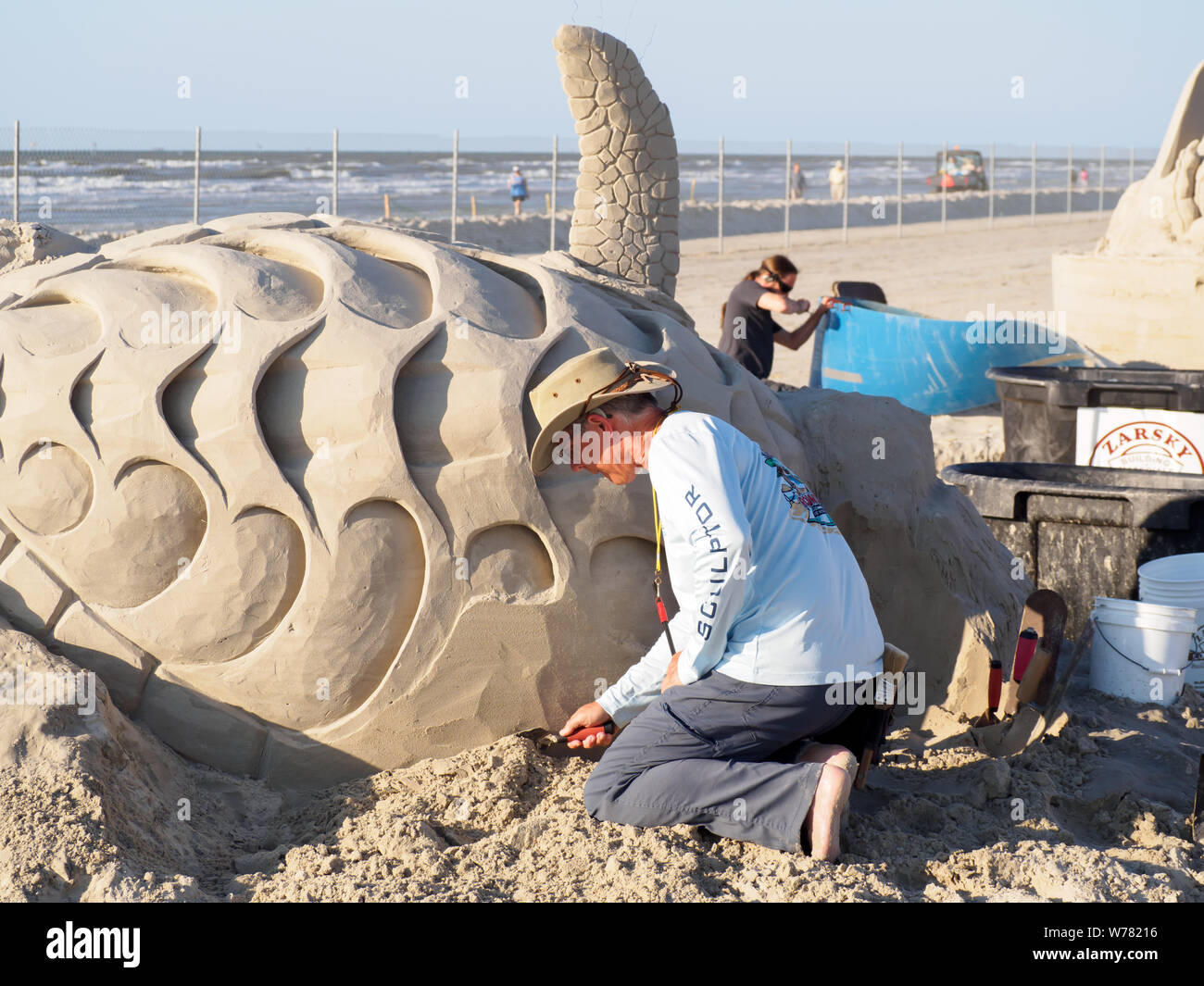 Todd Pangborn Arbeiten auf seinem Sand Skulptur einer Meeresschildkröte, "Aus den Augen, aus dem Sinn", an der 2019 Texas Sandfest in Port Aransas, Texas USA. Stockfoto