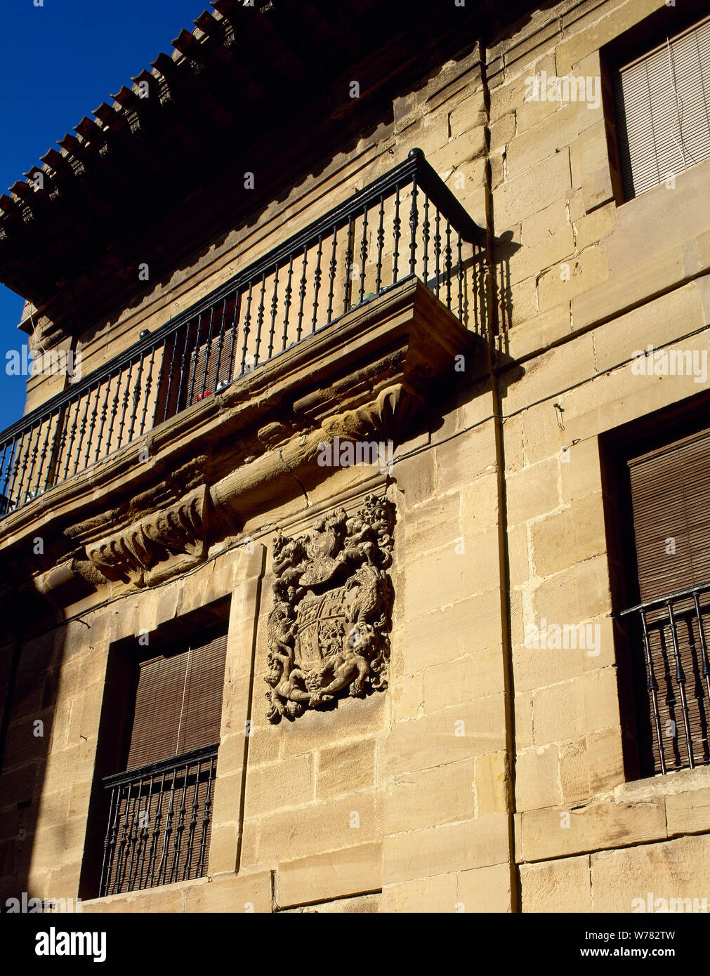 Spanien. La Rioja. San Asensio. Edles mit heraldischen Schild an der Fassade. Architektonisches detail. Stockfoto