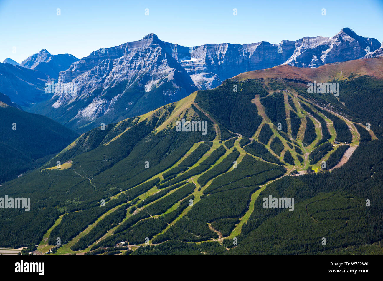 Luftaufnahme von nakiska Ski Resort in Kananaskis, Alberta befindet. Im Hintergrund ist der