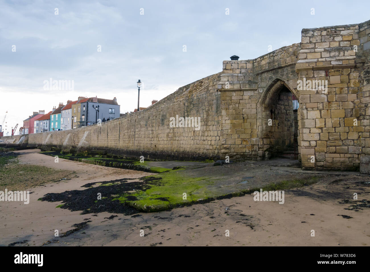 Die Stadtmauer in Hartlepool gesehen vom Strand Stockfoto