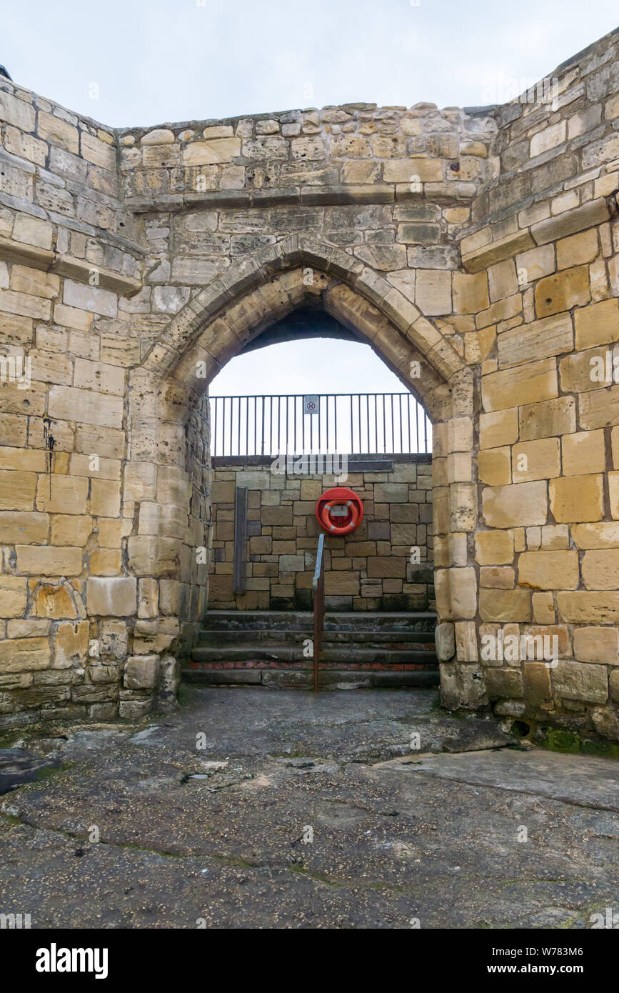 Einen spitzen Kalkstein Torbogen durch Hartlepool Stadtmauer, die vom Strand Stockfoto